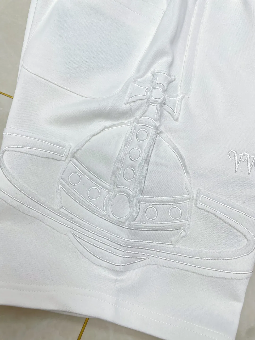 Vivi Queen Mother 2026 summer New Arrival patch embroidered letters brand LOGO casual shorts DD are on sale simultaneously on the official website. Brand Classic LOGO casual pants, customized fabrics, excellent comfort and strong touch. Highly recognisable, perfect appearance and craftsmanship. Size:M-3XL